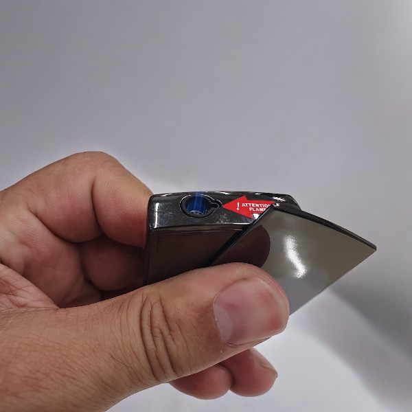 Kişiye Özel Parlak Siyah Yana Açılan Pürmüz Alevli Gazlı Çakmak görsel