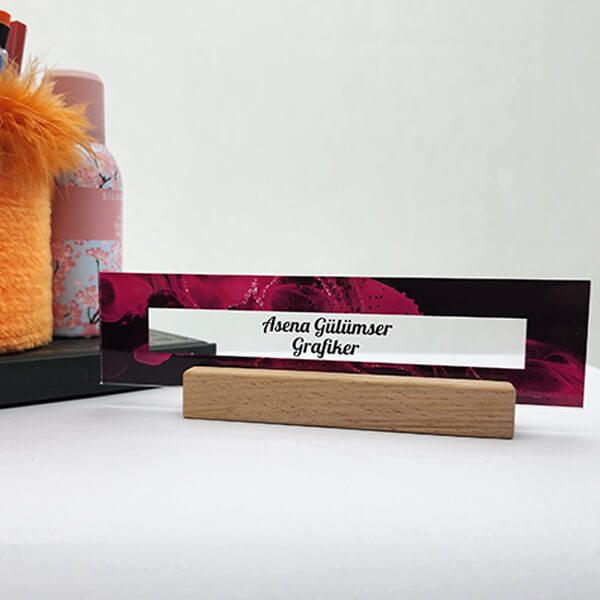 Kişiye Özel Ahşap Altlıklı Akrilik Masa Üstü İsimlik görsel