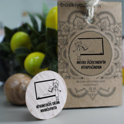 Öğretmen Tasarımlı Ahşap Saplı Kütüphane Kaşesi online tasarla